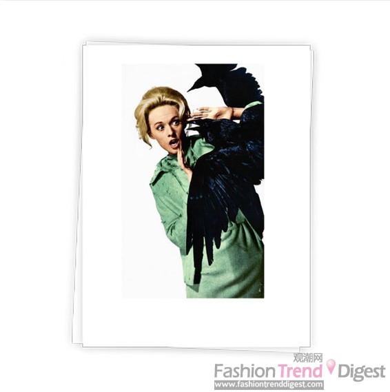 5. Melanie Daniels<br>
Melanie Daniels是由Tippi Hedren扮演的，從一個(gè)被烏鴉攻擊的人最終成為一個(gè)現(xiàn)代的舊金山社交名媛，她的造型是20世紀(jì)60年代的風(fēng)格，量身定制的綠色連衣裙和裸色高跟鞋，同時(shí)可以加入大量的假血腥和1-2個(gè)烏鴉道具。<br>
 
