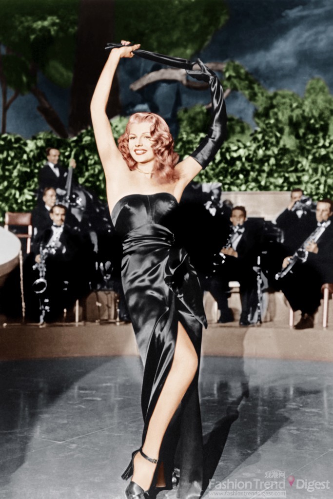 3. 40年代好萊塢黑膠電影中的“蛇蝎美人”麗塔•海華斯 (Rita Hayworth)身著的是一件Jean Louis黑色高叉抹胸長裙，羅建的設(shè)計(jì)和華麗的面料讓她看起來十分迷人。 