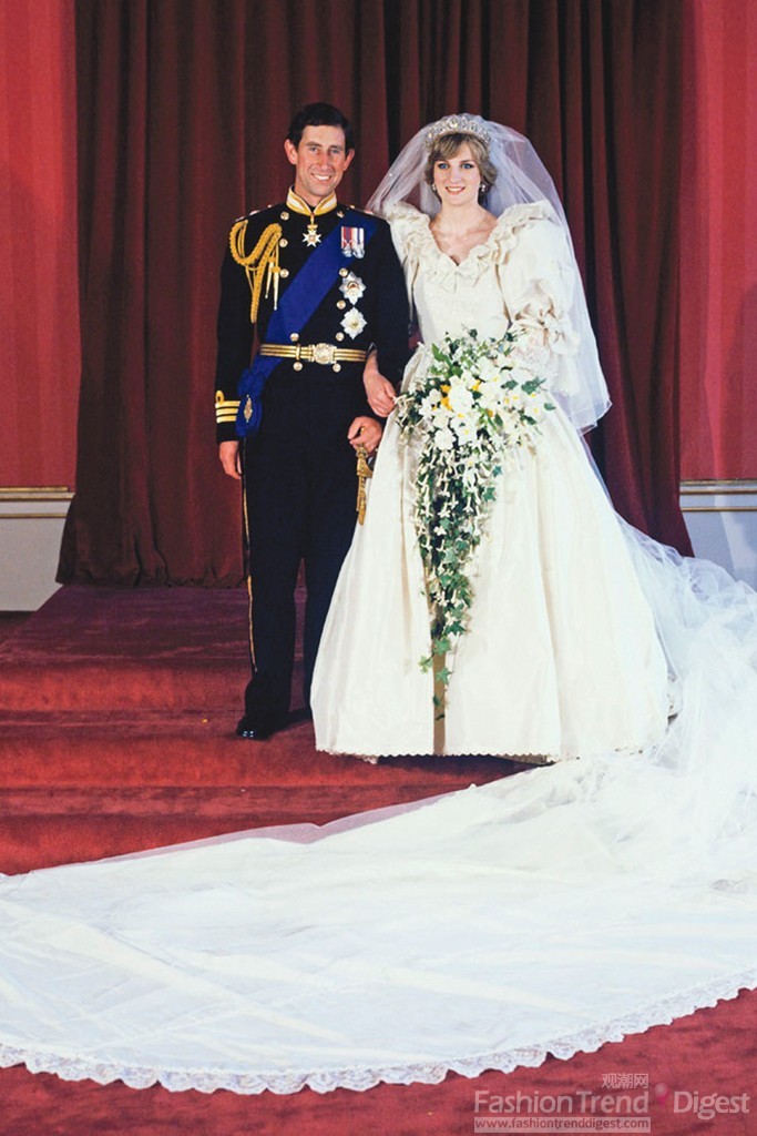 7. 1981年戴安娜王妃身著的是一件David and Elizabeth Emanuel設計的婚紗，說實話，這件禮服使駭人聽聞的，歷史上最長的拖尾禮服。 