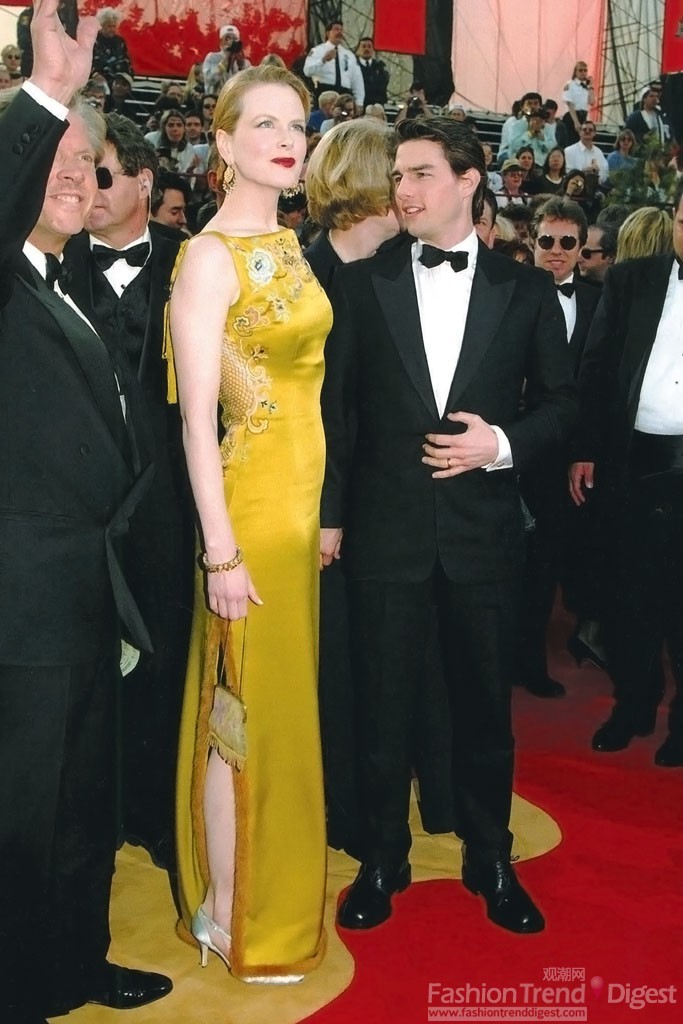 10. 妮可基德曼（Nicole Kidman）在1997年奧斯卡頒獎(jiǎng)典禮上穿著的是John Galliano for Dior 禮服，這不僅是一個(gè)聳人聽聞的創(chuàng)造，這是一件完美的高級(jí)時(shí)裝。 