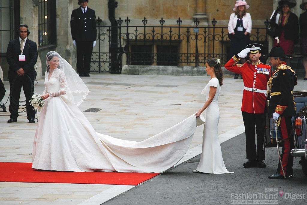11. 凱特米德爾頓（Kate middleton）在2011年婚禮當天所穿的Alexander McQueen白色婚紗。 