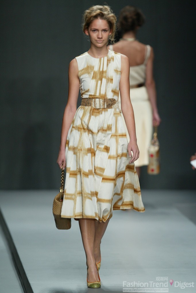 15. Prada 2004年春夏秀場，這件Prada小禮服在當時的水平來說可謂是驚人的舒適。 