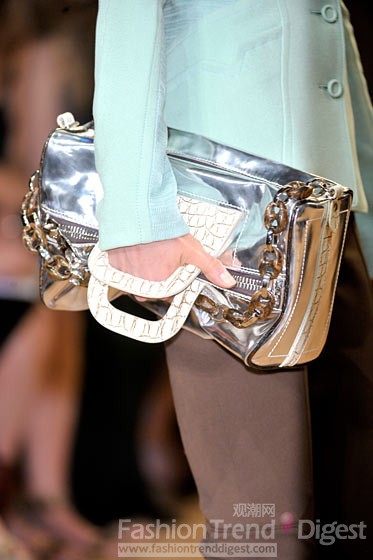 18. 2012春夏Proenza Schouler<br>
看起來就像一個潛在的災難性實驗，混合了玳瑁，銀，和異國情調的面料，給人一種極致的奢華感，無論是作為單肩包還是手包、手提包都可以。<br>
 