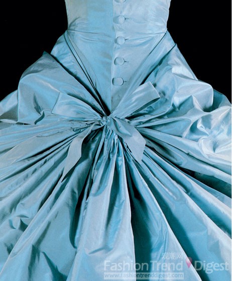 7. Cristobal Balenciaga, 1953<br>
氣球的絲塔夫綢晚禮服，這件作品算是Balenciaga一生中的經典作品。<br>
 