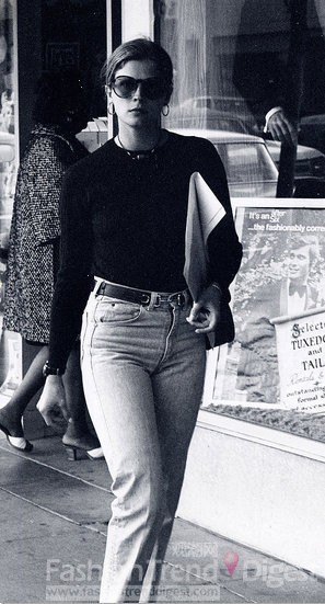 3. 坎迪斯•伯根（Candice Bergen）<br>
1970年拍攝的坎迪斯•伯根，黑色襯衫搭配一件高腰牛仔褲，塑造出的同樣是一種極簡(jiǎn)主義的優(yōu)雅。<br>
<br>
 