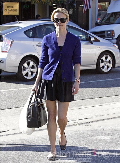 11. 瑞茜•威瑟斯彭 (Reese Witherspoon)<br>
瑞茜一直都在堅持走女性優雅的古典，這件藍色開襟衫和平底鞋穿起來非常舒適。<br>
 