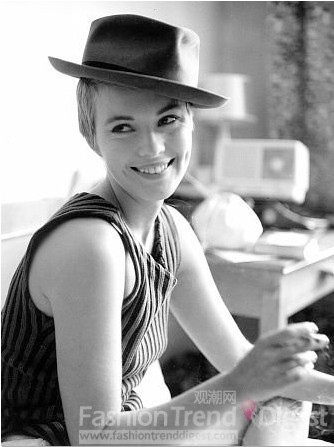 13. 珍•茜寶(Jean Seberg)<br>
珍•茜寶帶有女人的俏皮，同時也不失男人的硬朗感，一款簡單的寬檐帽和背心就可以輕易塑造出古典的美感。<br>
 