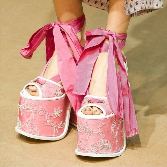23. Vivienne Westwood繡花厚履高跟鞋 