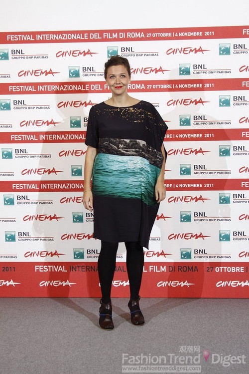 7. 瑪吉•吉倫哈爾(Maggie Gyllenhaal)身上這件寬松的裙子看起來更像一個海綿寶寶。 
