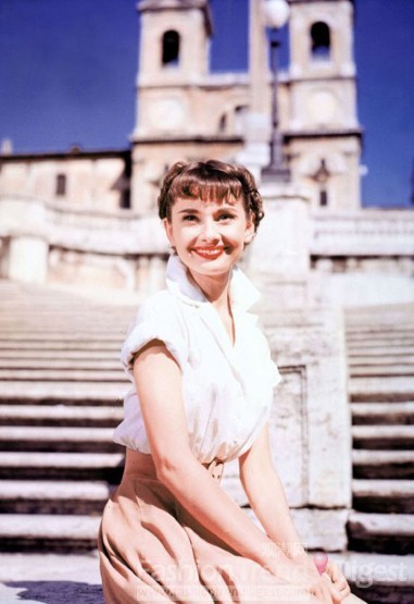 2. 《羅馬假日》中的奧黛麗•赫本（Audrey Hepburn）。 