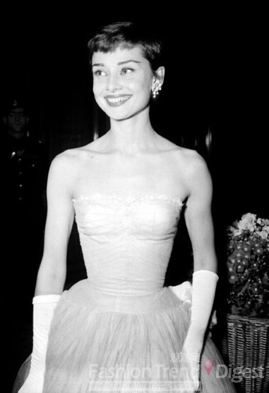 4. 奧黛麗•赫本（Audrey Hepburn）不僅僅是一位女演員，她也是一位不折不扣的時髦女郎。 