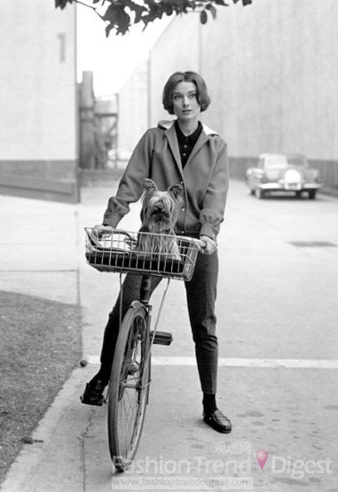 5. 奧黛麗•赫本（Audrey Hepburn）的一張騎自行車的照片被攝影師拍下來了。 
