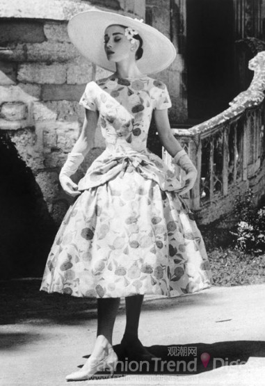 6. 奧黛麗•赫本（Audrey Hepburn）在《甜姐兒》穿的是一件Givenchy禮服。 