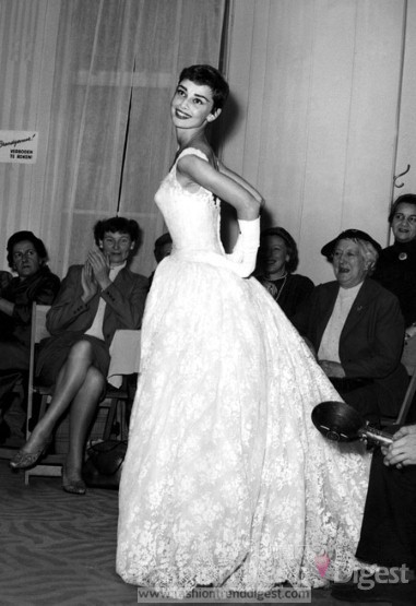 7. 奧黛麗•赫本（Audrey Hepburn）與法國設計師Hubert de Givenchy保持著長期友好的關系，很多時候我們都可以看到她的禮服是來自這個品牌的。 