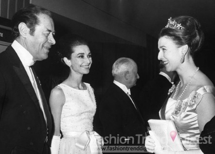 11. 奧黛麗•赫本（Audrey Hepburn）與Rex Harrison在1965年遇見Alexandra公主。 