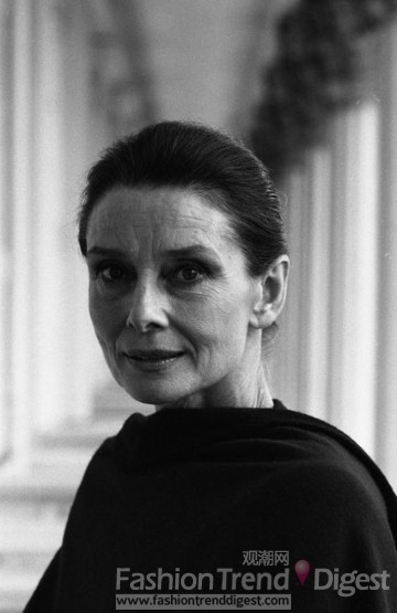 14. 奧黛麗•赫本（Audrey Hepburn）把自己的畢生都獻(xiàn)給了UNICEF，這張照片拍攝于1988年。 