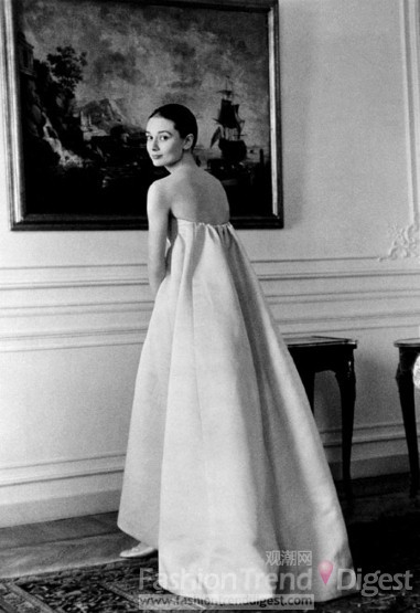 16. 在羅馬，設計師Hubert de Givenchy為奧黛麗•赫本（Audrey Hepburn）定制了一個新的衣柜。 