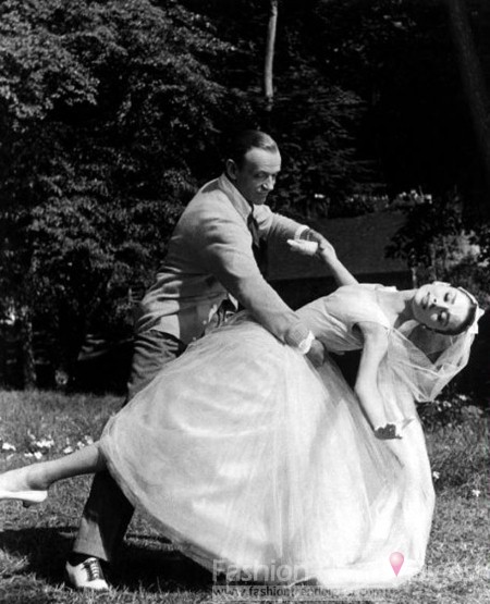 17. 奧黛麗•赫本（Audrey Hepburn）在《甜姐兒》與Fred Astaire跳舞。 