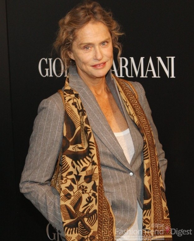 11. 劳伦•赫顿（Lauren Hutton）<br>
由于从小的天生丽质，被人挖掘成为一名模特儿，几年以后，她取得了巨大的成功，成为当时最出名的时装模特儿、薪金最高的封面女郎和电视广告女郎。如今67岁的她已经拥有自己的化妆品系列，同时也被认为是J. Crew最喜欢的时尚风向标。<br>
 