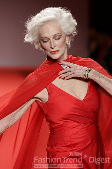 9. 2005年纽约时装周上，卡门•戴尔•奥利菲斯 (Carmen Dell' Orefice)为'Red Dress Collection'慈善活动走秀。 