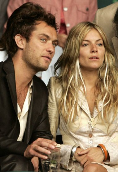 4. 西耶娜•米勒 (Sienna Miller)和裘德•洛（Jude Law）开始出双入对地出现，这是她们两人一起出现在温布尔登某活动，西耶娜•米勒身着白色套装出席。 