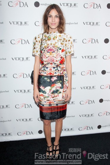 6. 艾里珊•钟 (Alexa Chung)穿着一件Mary Katrantzou 印花裙，炫目的印花让人有些眼花缭乱，不适合每个人，但是她的气场足以驾驭。 