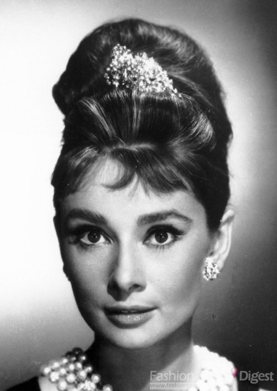 7. 奥黛丽•赫本 (Audrey Hepburn)<br>
奥黛丽赫本(Audrey Hepburn)的风格是简单的，她的造型总是让人感觉非常舒心，而她经常以一件简单的礼服搭配大胆的配饰出现，她的标志性造型深深影响了Givenchy，这位设计师在她的电影职业生涯中为她设计了很多服装，直到今天她的造型依旧被大家所怀念。<br>
<br>
奥黛丽赫本（Audrey Hepburn），她的头发是蜂窝头，在1961年电影《蒂凡尼早餐》中扮演Holly。<br>
 