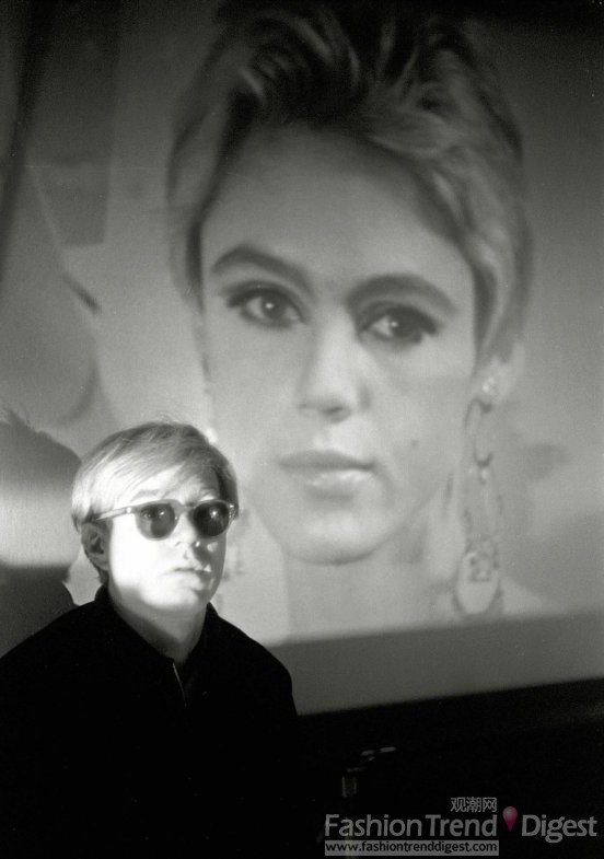 4. 伊迪•塞奇威克 (Edie Sedgwick)<br>
伊迪•塞奇威克 (Edie Sedgwick)在20世纪60年代属于超级巨星之一，她的造型以大号耳环、黑色紧身衣和迷你裙为主，她的时尚感被认为是不寻常的标志，但是她启发了安迪•沃霍尔 (Andy Warhol)，成为了他的缪斯女神，虽然她在28岁去世，但是她仍然被认为是60年代的“IT Girl”。<br>
<br>
安迪•沃霍尔 (Andy Warhol)在1965年工作室中在一部以伊迪•塞奇威克 (Edie Sedgwick)出演的