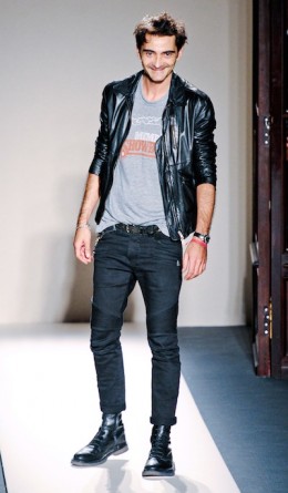 3. 設計師christophe Decarnin離任Balmain<br>
共同合作了5年的法國品牌Balmain巴爾曼和設計師christophe Decarnin正式分手。這位害羞的設計師因為配合抑郁癥治療而沒能出席Balmain巴爾曼2011秋冬時裝秀。年輕的巴爾曼女裝設計師Olivier Rousteing迅速填補了christophe Decarnin的空缺。<br>
<br>
 