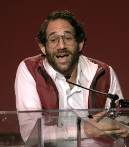 6. 金布拉．羅（ Kimbra Lo）指控美國時裝潮牌 American Apparel 老板Dov charney<br>
美國時裝潮牌 American Apparel（ AA）老板再爆性丑聞， 19歲的金布拉．羅（ Kimbra Lo）聲稱，她去年離職后，7月開始接到查尼的性短訊，查尼更試過致電給她，聲言正跟她一邊說話一邊自瀆，但她一直沒有理會。據她說，去年 12月 9日，查尼約她到洛杉磯家中面試，磋商聘請她當 AA攝影師兼模特兒，豈料她一入門口就被只圍著大毛巾的查尼強吻，她曾極力反抗，結果被拍下 69張淫照。<br>
<br>
 