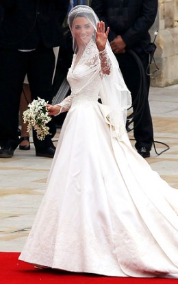 7. 凱特米德爾頓（Kate middleton）的 Alexander McQueen婚紗<br>
凱特•米德爾頓 (Kate middleton) 身穿由設(shè)計師莎拉•伯頓 (Sarah Burton) 設(shè)計的Alexander McQueen婚紗走上婚禮紅毯，這款有著2.7米長的拖尾裙擺、用蕾絲和象牙色絲緞制成的婚紗，既符合了王室端莊大方的傳統(tǒng)，也襯出了Kate middleton的優(yōu)雅和她獨(dú)特的新女性色彩，富有傳奇色彩的服裝在今年夏天于白金漢宮展出，吸引了超過60萬的人圍觀，而且在McQueen的回顧展上，也有超過65萬人排隊觀看。<br>
 