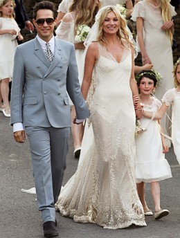 11. 凱特莫斯（Kate Moss）的婚禮<br>
凱特莫斯（Kate Moss）在結(jié)婚儀式上所穿的鞋子來自Bamolo Blahnik，而婚紗來自好友John Galliano的設(shè)計，次日婚禮儀式和婚宴派對上的攝影工作則全權(quán)委托給了著名時尚攝影師，凱特莫斯（Kate Moss）的老搭檔Mario Testino，并將由美國版《Vogue》9月號獨家刊發(fā)。<br>
 