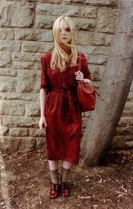 12. 艾麗•范寧 (Elle Fanning)效應<br>
今年是艾麗•范寧 (Elle Fanning)的一年，成為行業的寵兒后，又拍攝了Rodarte一部短的電影，并和Natalia Vodianova登上了VOGUE雜志、LOVE 和 W雜志，參與了2011秋冬Marc by Marc Jacobs廣告片的拍攝，不拍電影的時候，她也會選擇一些甜美感的連衣裙，從Marc Jacobs、Marchesa到成熟的Valentino和 Chanel品牌，她也是老佛爺的靈感來源。<br>
 