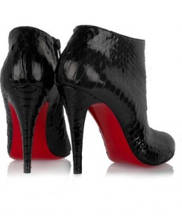 10. YSL 和christian Louboutin紅底鞋事件<br>
christian Louboutin起訴法國品牌Yves Saint Laurent，訴稱后者侵犯了他的商標權。Yves Saint Laurent的一些款式(Tribute, Palais和Woodstock)在一些店中與Louboutins同時進行銷售，這些鞋同樣采用了紅色的漆底。為此，Louboutin申請了禁令，阻止這些款式繼續銷售，并要求100萬美元的賠償，令人震驚的是紅底鞋不能獲得商標保護，在很多英國媒體制造了一些笑話。<br>
 
