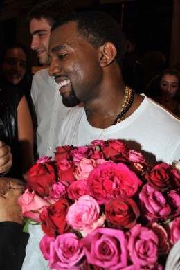 17. Kanye West的時裝秀炸彈<br>
2011年是有關Kanye West時尚傳聞，首先他在倫敦的中央圣馬丁攻讀碩士課程，Kanye West與Louise Wilson在紐約時裝周上關于2012服裝系列的竊竊私語，在離開Jil Sander秀場后跟Raf Simons談話，甚至蓋過了很多明星的力量。<br>
 