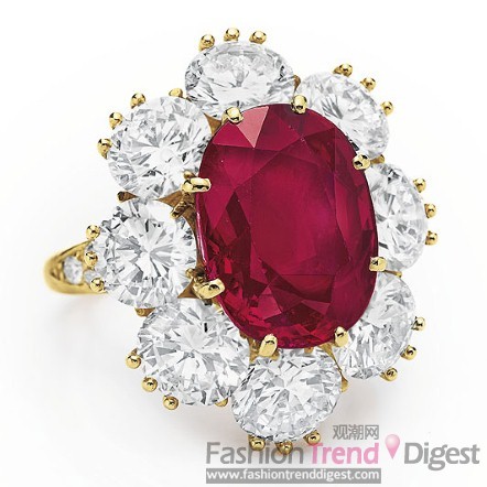 4. RUBY AND DIAMOND RING红宝石钻石戒指<br>
梵克雅宝 (Van Cleef&Arpels) 1968年设计的红宝石钻石戒指，这款戒指是理查德•波顿 (Richard Burton) 赠送给伊丽莎白•泰勒 (Elizabeth Taylor) 的圣诞礼物。<br>
拍卖价： $4,226,500<br>
估价： $100万 - $150万<br>
 