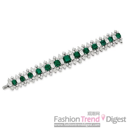 10. 宝格丽EMERALD AND DIAMOND BRACELET祖母绿钻石手镯<br>
1967年2月27日，Richard Burton送给泰勒35岁生日礼物。<br>
拍卖价：$4,002,500<br>
估价：$300,000 - $500,000<br>
 