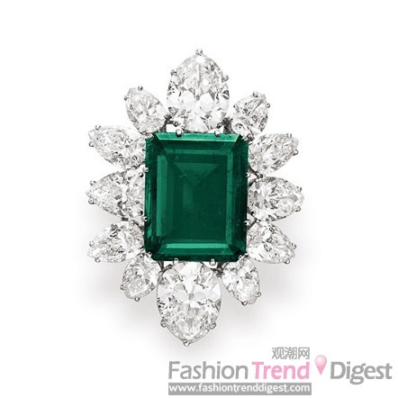 8. EMERALD AND DIAMOND PENDANT BROOCH<br>
Set with a rectangular-cut emerald, within a pear-shaped diamond surround, mounted in platinum, 1958, by Bvlgari. A gift from Richard Burton upon their engagement, 1962. <br>
拍卖价： $6,578,500/ £4,210,240. <br>
估价： $500,000 - $700,000.<br>
 