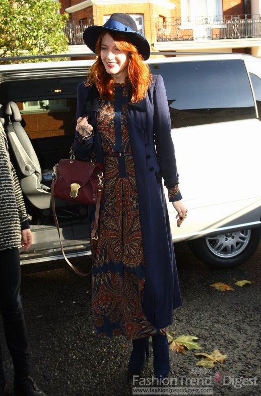 4. 冬日里淡雅又时髦的高端混搭，新一代Fashion Icon弗洛伦斯•韦尔奇 (Florence Welch) 的出街装扮中精心配色别具一格。 