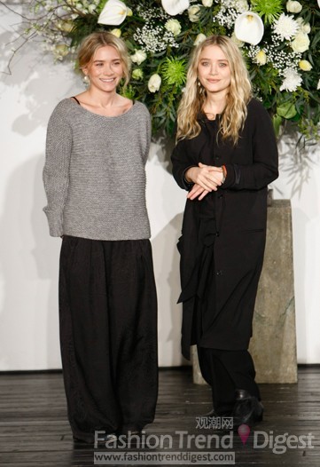 9. 奥尔森 (Ashley Olsen) 和玛丽•凯特•奥尔森 (Mary-Kate Olsen)出现在自家品牌2010秋冬The Row秀场外，两人都是整个服饰的设计者，她们设计的衣服受到很多年轻人的喜爱，丝毫不逊色于其他老牌设计师。<br>
<br>
 