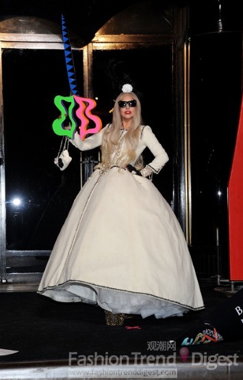 2. Lady Gaga与巴尼斯纽约精品店 (Barneys New York) 联名推出的Gaga's Workshop正式开幕。Lady Gaga穿着香奈儿(Chanel) 高级定制白色礼服，高调亮相。 