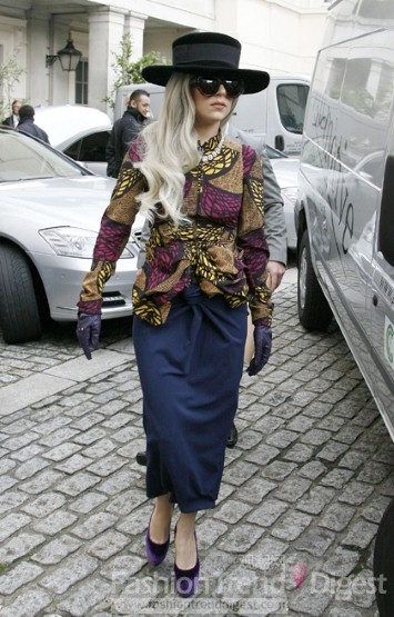 9. Lady Gaga选择了一套Burberry Prorsum 2012春夏系列套装，比起以往的雷人造型，这身造型当然是风格不同，稳重了许多。 