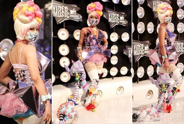 7. Lady Gaga最佳模拟者：尼基•米纳什（Nicki Minaj）<br>
尼基•米纳什（Nicki Minaj）成为最像Lady Gaga一样搞怪的明星，红毯上的她总是全力以赴将自己的造型搞得千奇百怪。<br>
 