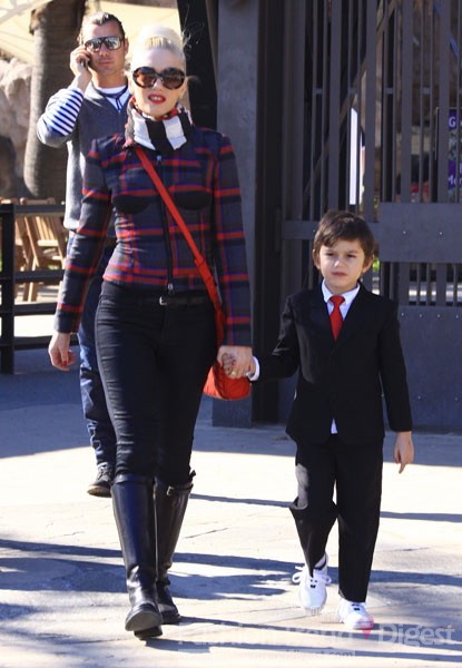 7. 格溫•史蒂芬尼 (Gwen Stefani) 帶著自己的兒子出街，這周的她選擇了一件紅藍格子外套、緊身牛仔褲和長靴，斜跨一款紅色單肩包，仿佛又回到了秀場T臺的感覺。 