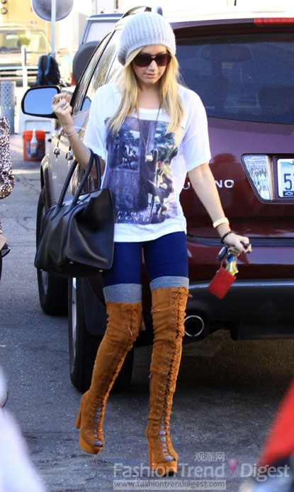 9.  阿什麗•提斯代爾（Ashley Tisdale）出現在洛杉磯街頭，這次她以一身搖滾造型出現，除了印花T恤外，下身是一件保暖雙色Legging，穿了一雙Jeffrey Campbell芥末黃過膝系帶靴、Celine 黑色手提包，相當有味兒。 