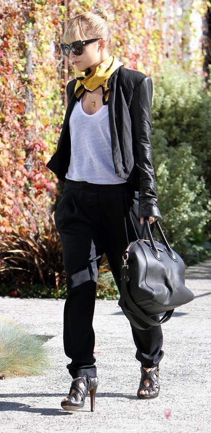 10. 妮可•里奇 (Nicole Richie) 整身大配以黑白為主，上身一件黑色拼接小外套，下身則是一件寬松的長褲，一款黃色圍巾點亮了整體的色彩，加上大氣的黑色Givenchy 手提包，非常有個性。 