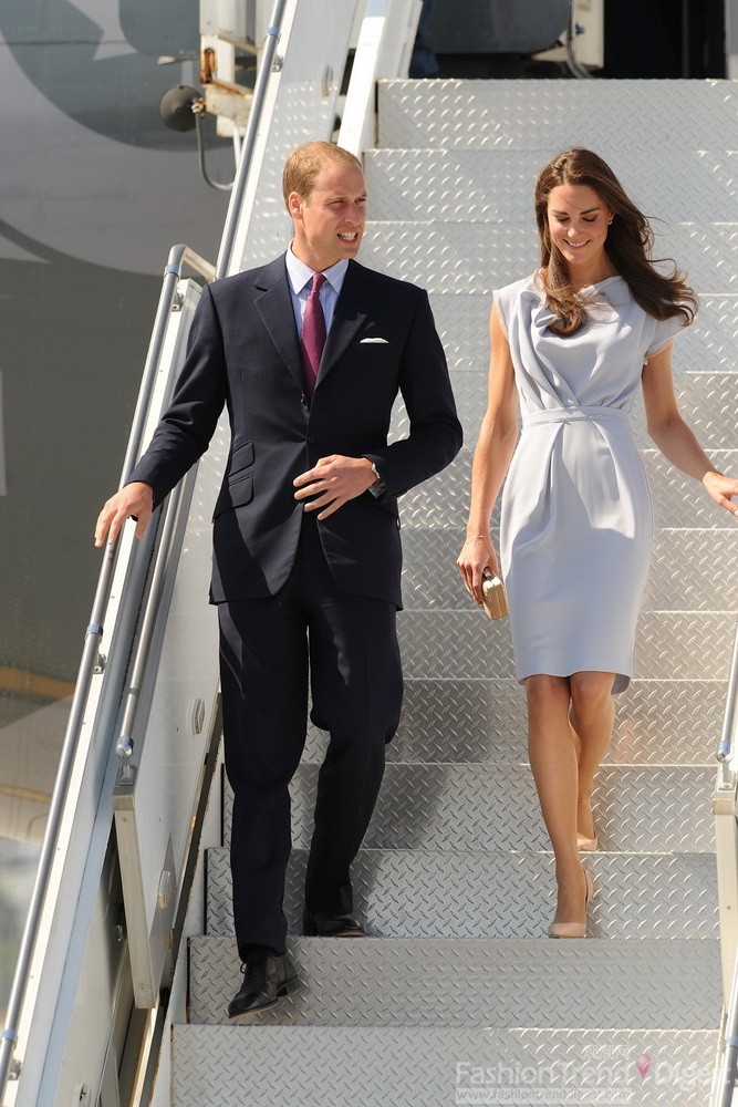 5. 2011年7月剑桥公爵夫人凯特米德尔顿(Kate middleton)又换上了一套Roksanda Ilincic丁香色连衣裙裙，搭配裸色高跟鞋、迷你手包，与威廉王子达到加利福利亚。 