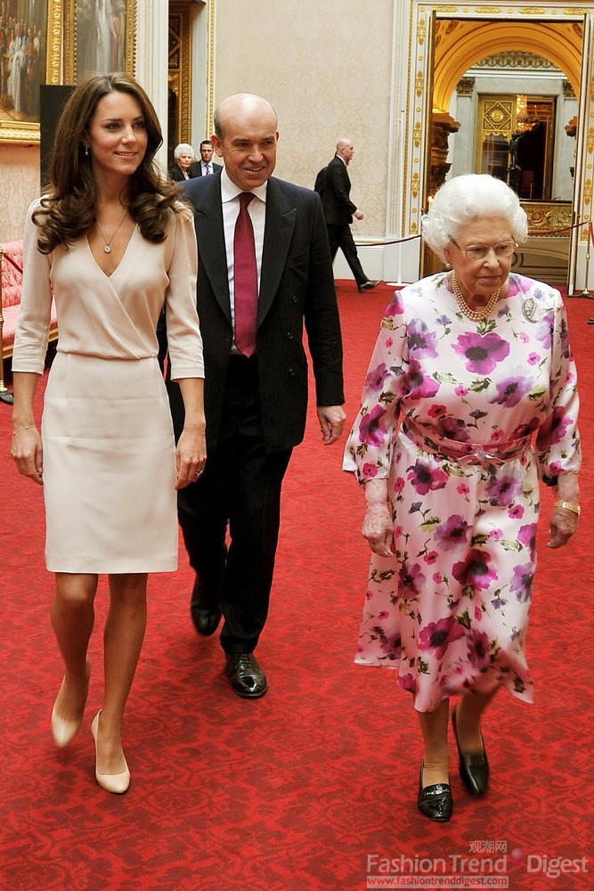 8. 2011年7月剑桥公爵夫人凯特米德尔顿(Kate middleton)和伊利莎白女王被邀参加一个白金汉宫举办的夏日展览，当时凯特身着一件Joseph 裸色裙以其清新的造型亮相。 