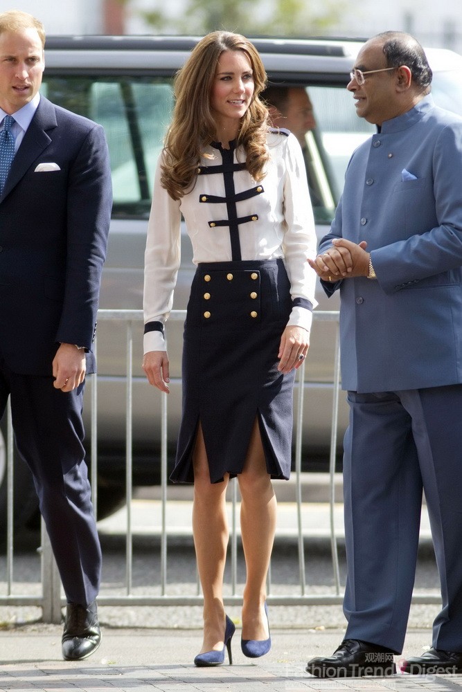 9. 2011年8月剑桥公爵夫人凯特米德尔顿(Kate middleton)身着一件Alexander McQueen 航海风衬衫和蓝色双开叉A字裙与威廉王子访问伯明翰市。 