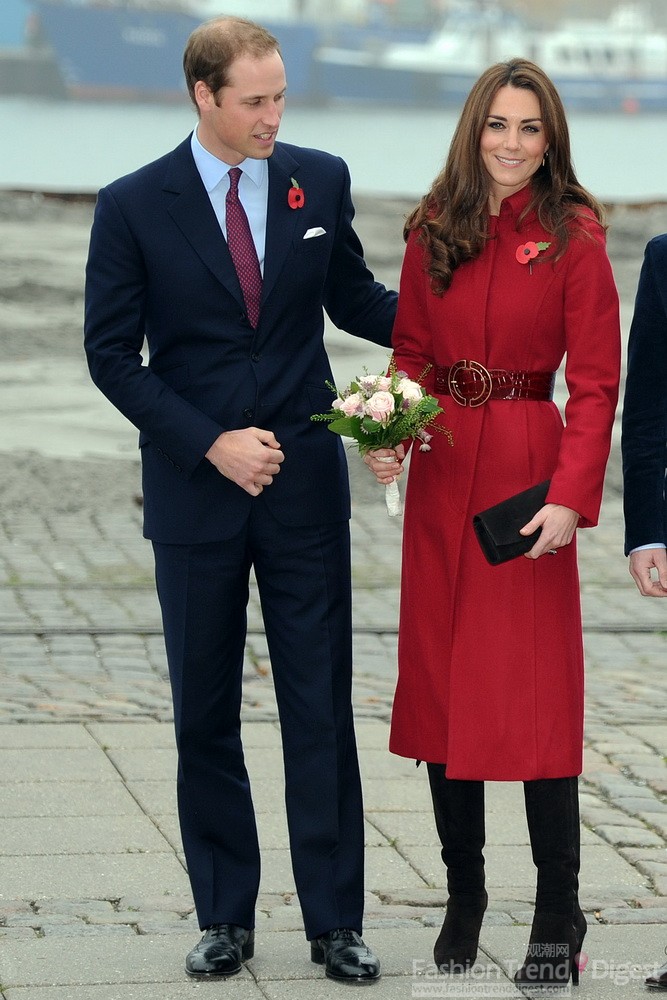 11. 2011年11月凯特米德尔顿(Kate middleton)身着一件军装灵感的 LK Bennett红色大衣，与丈夫访问联合国儿童基金会为支援非洲难民。 